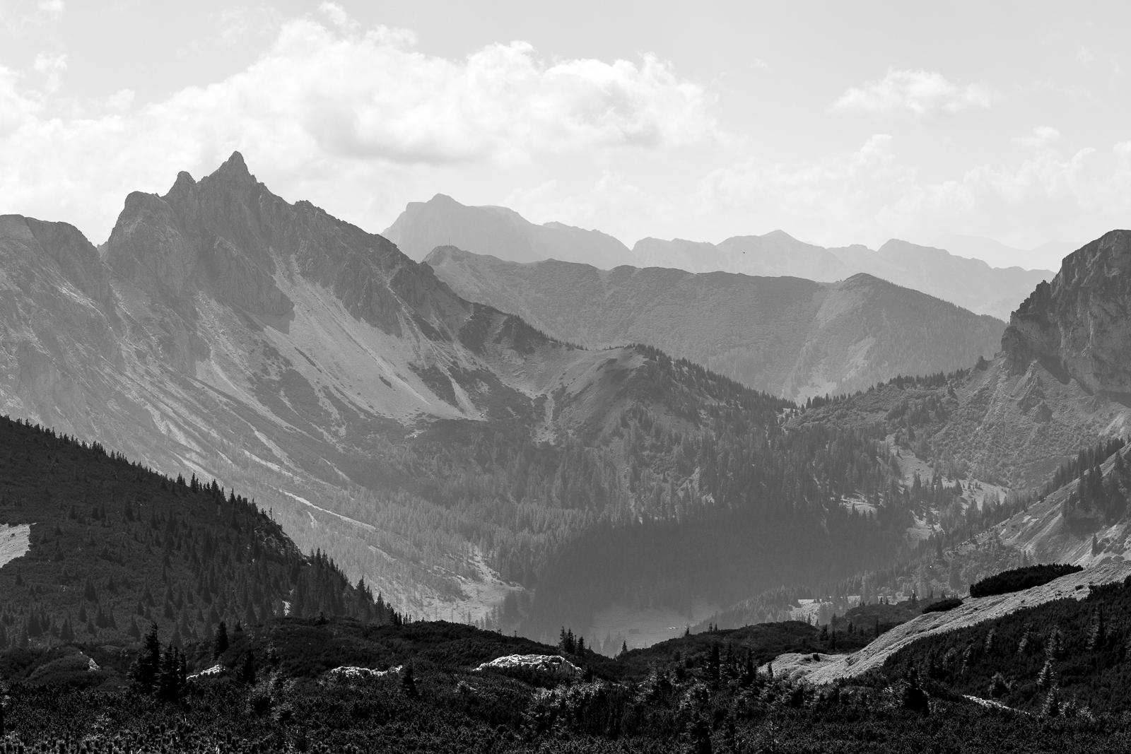 English: A view across a saddle into a valley flanked on both sides by high, rugged mountains.

Deutsch: Blick über einen Sattel in ein Tal, das rechts und links von hohen, schroffen Bergen umschlossen wird.