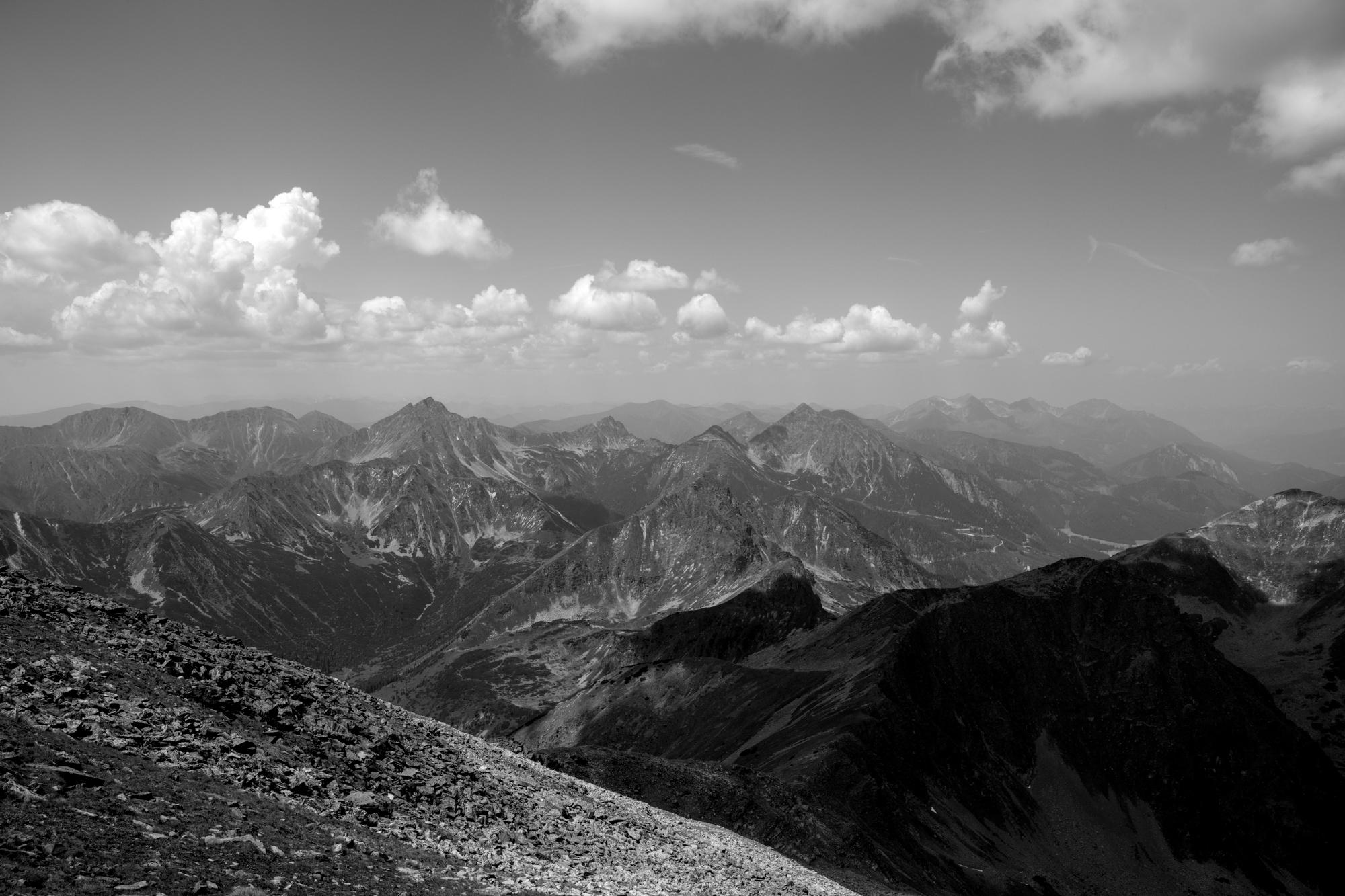 Schwarzweiß-Foto einer schroffen Berglandschaft